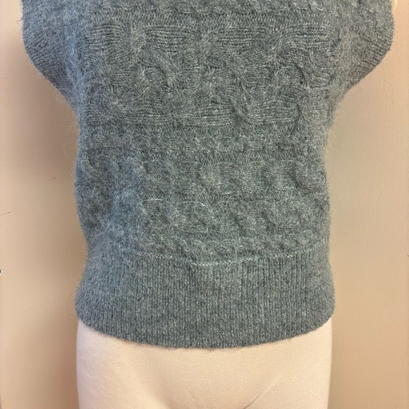 Old Navy Women’s Grey Sleeveless Cropped Cable-Knit Turtleneck Sweater Vest - Picture 10 of 13